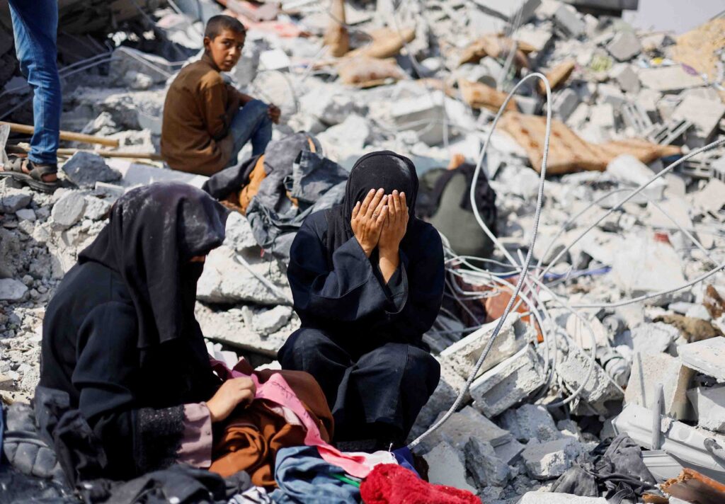 Palestinians react as they inspect the site of an Israeli strike on a house amid the ongoing conflict between Israel and Hamas, in Khan Younis in the southern Gaza Strip, June 3, 2024. REUTERS/Mohammed Salem     TPX IMAGES OF THE DAY