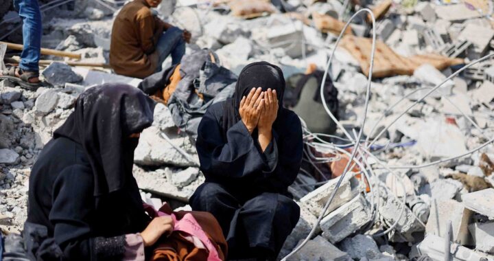 Palestinians react as they inspect the site of an Israeli strike on a house amid the ongoing conflict between Israel and Hamas, in Khan Younis in the southern Gaza Strip, June 3, 2024. REUTERS/Mohammed Salem     TPX IMAGES OF THE DAY
